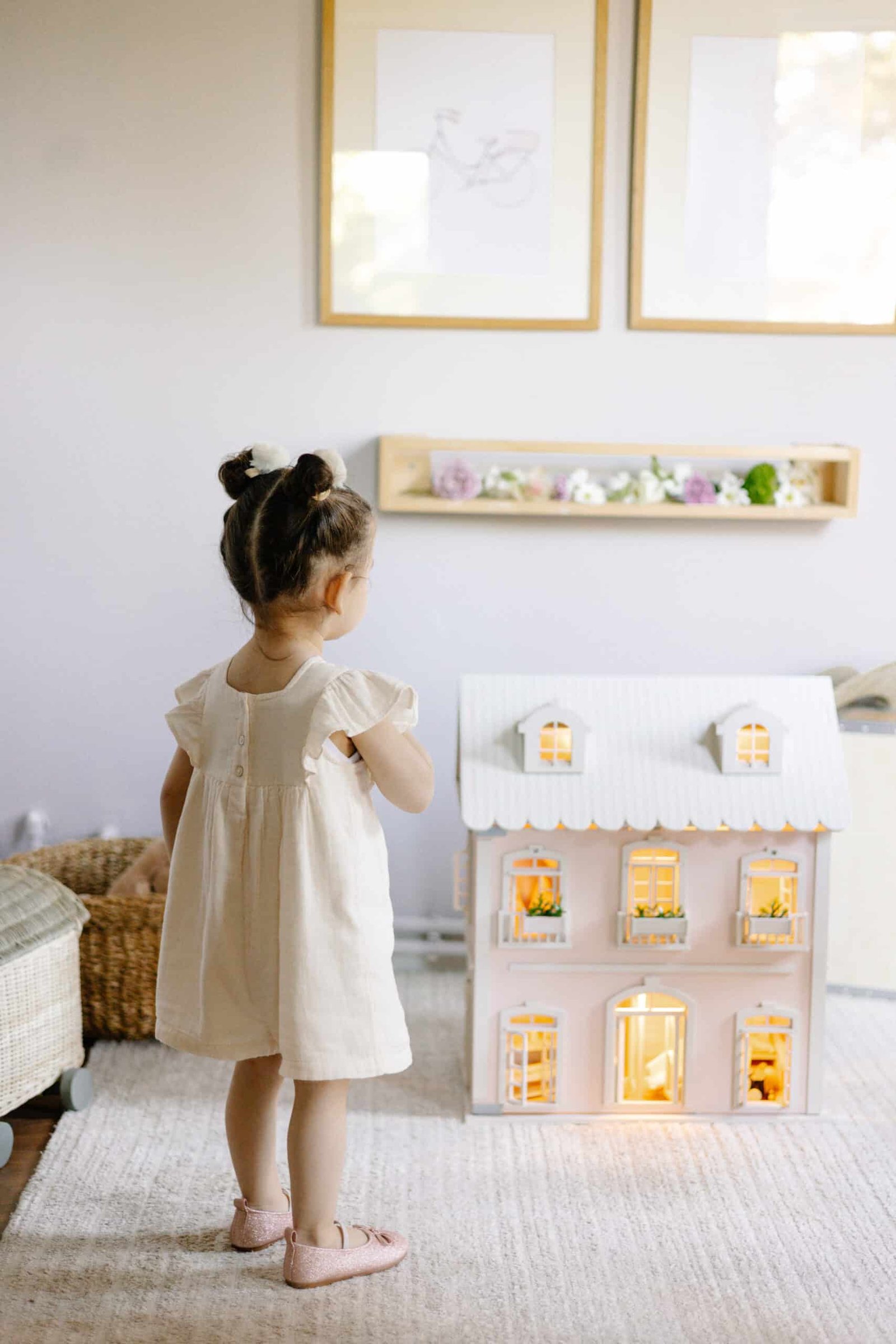 Wooden vs. Plastic Dollhouses: The Best Choice for Eco-Friendly Play 1 Wooden vs. Plastic Dollhouses: The Best Choice for Eco-Friendly Play
