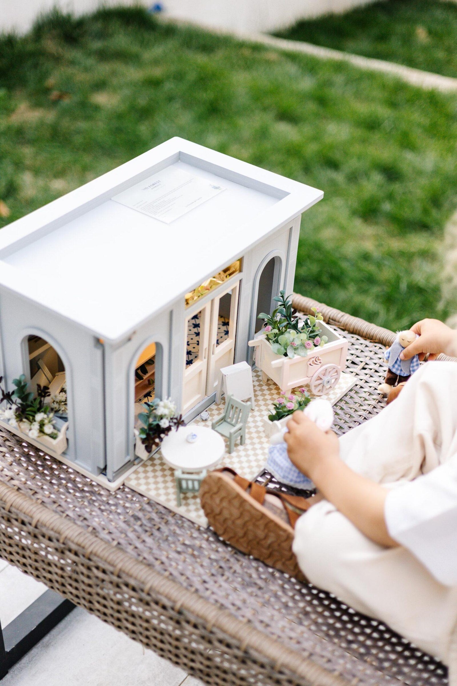 La Fleuriste de Camille – Wooden Flower Shop Dollhouse Miniature wooden flower shop dollhouse in pastel blue, with plants, a bunny figure, and charming outdoor details.