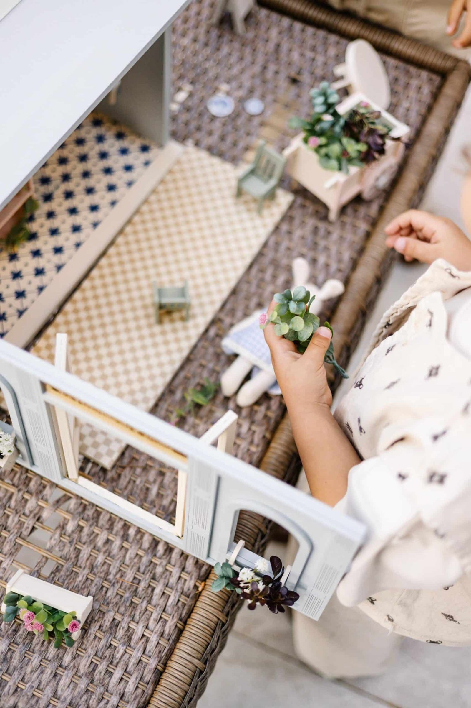 La Fleuriste de Camille – Wooden Flower Shop Dollhouse Miniature wooden flower shop dollhouse in pastel blue, with plants, a bunny figure, and charming outdoor details.